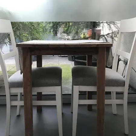 Yburg לינה וארוחת בוקר 3*