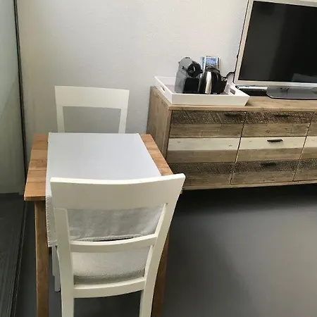 לינה וארוחת בוקר Yburg 3*