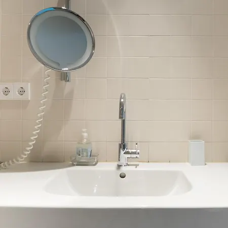 לינה וארוחת בוקר Yburg 3*