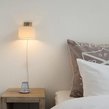 Yburg לינה וארוחת בוקר 3*