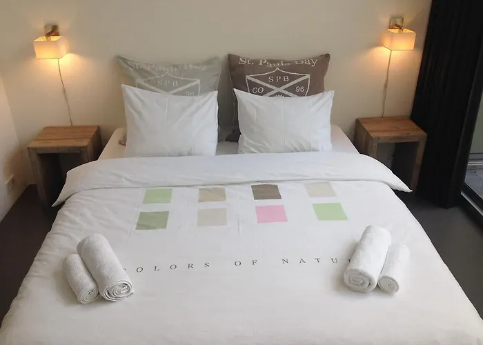 Yburg לינה וארוחת בוקר 3*