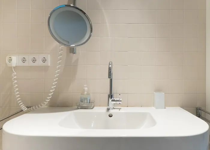 לינה וארוחת בוקר Yburg 3*